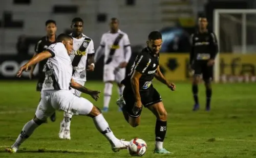 Foto: (Rogério Capela/AGIF) - Yago Henrique, à esquerda, enquanto defendia as cores da Ponte Preta