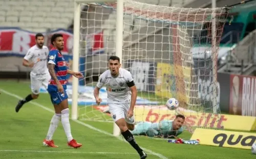 Junior Alonso e Nathan Silva podem estar de saída do Atlético ( Foto: Kely Pereira/AGIF)