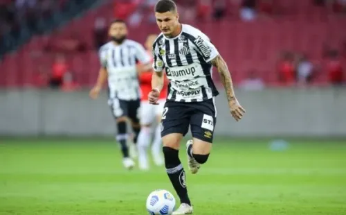 Pedro H. Tesch/AGIF/ Danilo Boza em campo pelo Santos.