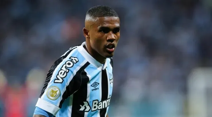 Foto: Pedro H. Tesch/AGIF - Douglas Costa segue desejado pelo São Paulo.