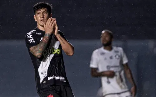 Foto: Jorge Rodrigues/AGIF – Germán Cano provocou ruído nas redes sociais nesta 4ª com foto ao lado de preparador com camisa do Vasco