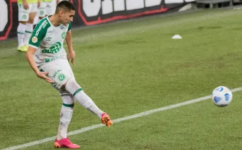 (Foto: Robson Mafra/AGIF) Ravaenelli aponta erros que causaram rebaixamento da Chapecoense