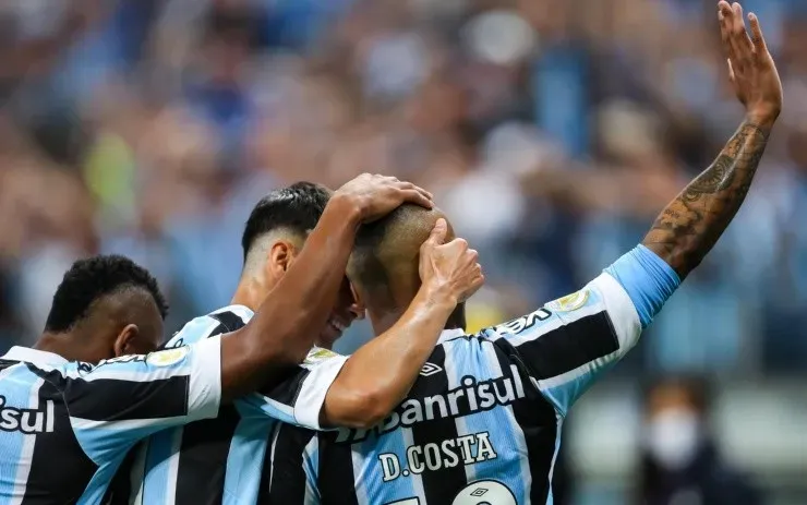 Foto: Pedro H. Tesch/AGIF - Após marcar na última partida de 2021, Douglas Costa acenou para a torcida e foi alvo de críticas