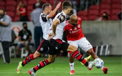 Pedro H. Tesch/AGIF – Rodrigo Caio em ação pelo Flamengo