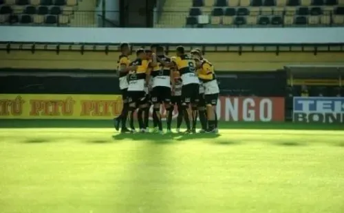 Caio Marcello/AGIF/ Criciúma em campo na temporada 2021.