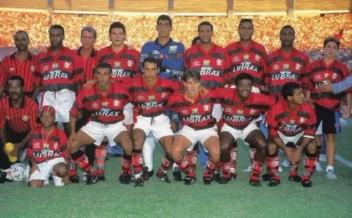 Foto: Reprodução/Twitter Flamengo | Sávio atuou lado a lado com Romário por cerca de dois anos e juntos conquistaram títulos pelo Mais Querido