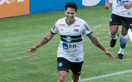 Foto: (Robson Mafra/AGIF) - Novo reforço do Guarani, Giovanni Augusto defendeu o Coritiba em 2020