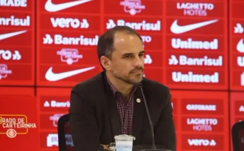 Rodrigo Caetano: Dirigente gostaria de contar com Edenilson (Foto: Ricardo Duarte/Internacional)