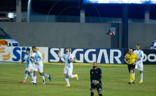 Foto: Marcos Zanutto/AGIF -Tárik jogador do Londrina comemora seu gol durante partida contra o Botafogo