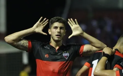 Foto: Heber Gomes/AGIF – Pedro Raul também defendeu as cores do Atlético-GO