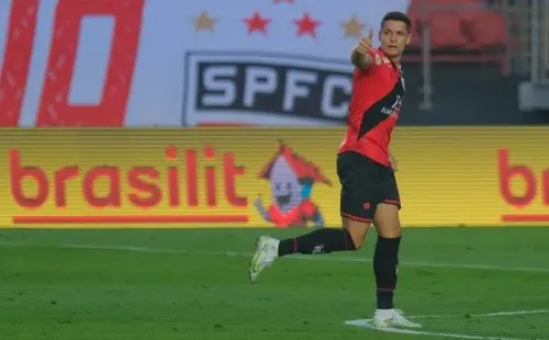 Foto: Marcello Zambrana/AGIF -Matheus Barbosa em ação pelo Atlético-GO