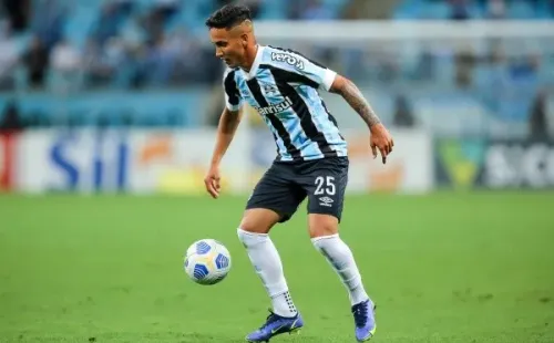 Foto: Pedro H. Tesch/AGIF – Jhonata Robert em ação pelo Grêmio