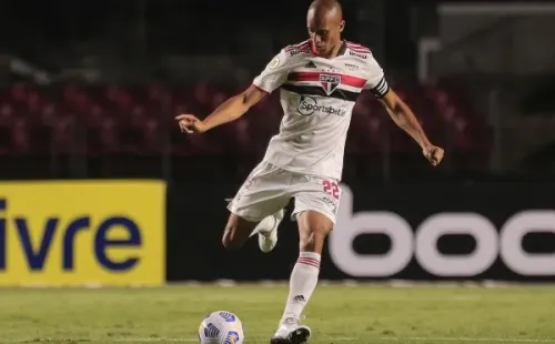 Foto: Ettore Chiereguini/AGIF – Miranda em ação pelo São Paulo