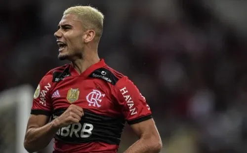 Foto: (Thiago Ribeiro/AGIF) - Andreas Pereira tem 25 jogos disputados com o manto rubro-negro, tendo marcado cinco gols e concedido uma assistência