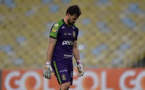 Foto: (Thiago Ribeiro/AGIF) - Matheus Cavichioli, goleiro do América, precisá passar por um procedimento cirúrgico no coração