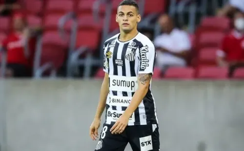 Foto: Pedro H. Tesch/AGIF – Kaiky em ação pelo Santos