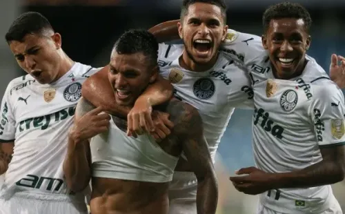 Foto: Gil Gomes/AGIF – Gabriel Veroncomemora seu gol com jogadores do seu time durante partida contra o Cuiabá