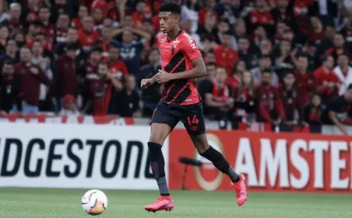 Foto: Gabriel Machado/AGIF – Bambu em ação pelo Furacão