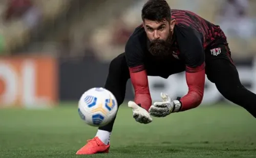 Foto: Jorge Rodrigues/AGIF – Fernando Miguel em ação pelo Atlético-GO