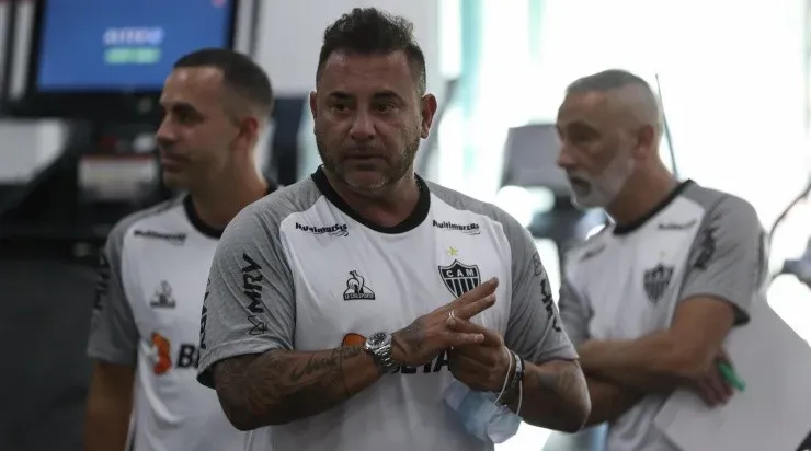 Foto: Pedro Souza / Atlético / Divulgação - O argentino tem a missão de substituir Cuca, que conquistou o triplete em 2021