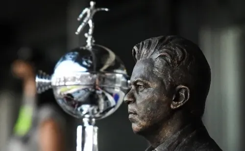 Foto: Marcelo Endelli/Getty Images | Detalhe da estátua do treinador Marcelo Gallardo do River Plate é exibido ao lado da réplica do troféu Libertadores nas arquibancadas antes das comemorações da Copa Eterna