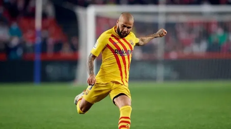 Daniel Alves quer o retorno de Messi ao Barcelona