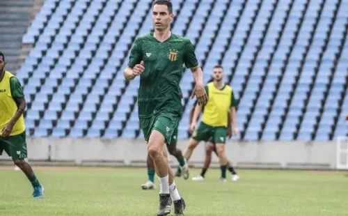 Ronald Felipe / SCFC – Ferreira, volante do Sampaio Corrêa durante treino no CT