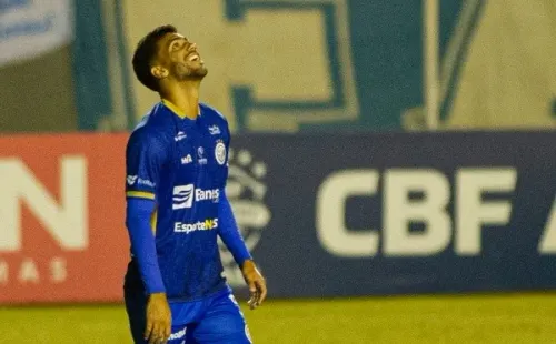 Foto: Marcos Zanutto/AGIF – Tiago Reis em ação pelo Confiança