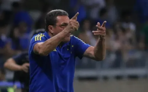 Foto: Fernando Moreno/AGIF – Luxa destacou que não recebeu uma ligação dos dirigentes da Raposa