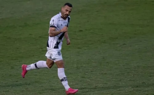 Foto: (Rebeca Reis/AGIF) - O Fortaleza negocia a compra de Moisés, em definitivo, junto à Ponte Preta