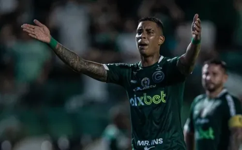 Foto: (Heber Gomes/AGIF) - Alef Manga, ex-Goiás, contraiu Covid-19 e não poderá estrear com a camisa do Coritiba neste sábado (22)