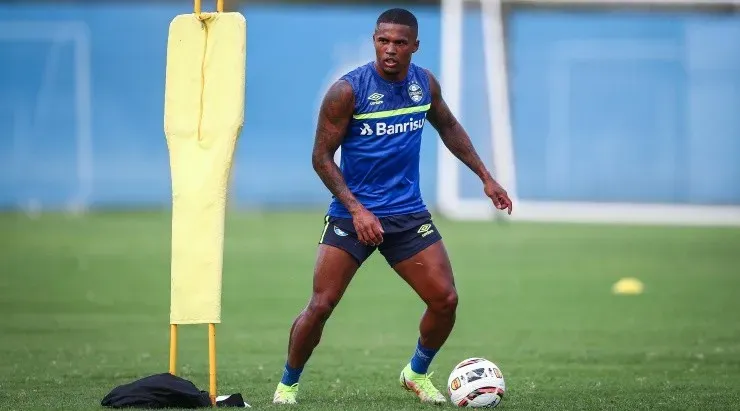 Foto: Lucas Uebel/Grêmio/Divulgação - Douglas Costa: ainda com futuro indefinido, meia-atacante foi escalado como titular