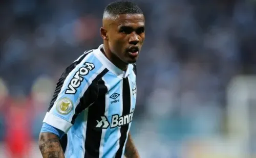 Foto:Pedro H. Tesch/AGIF | PVC acredita que Douglas Costa não seguirá no Grêmio em 2022