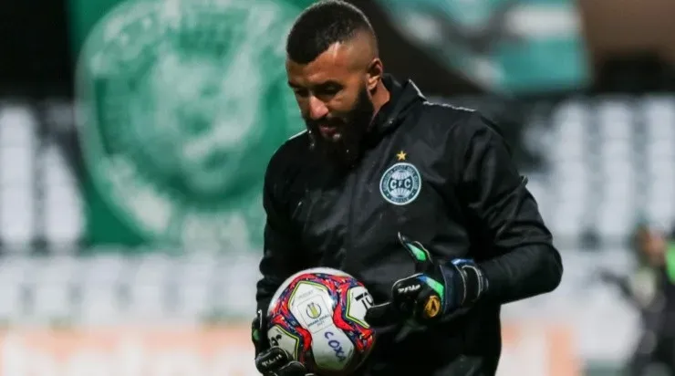 Foto: Robson Mafra/AGIF - Muralha: quer agarrar chance no Coritiba neste início de ano