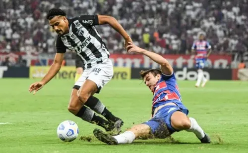 Foto: Kely Pereira/AGIF – Gabriel Dias em ação pelo Ceará