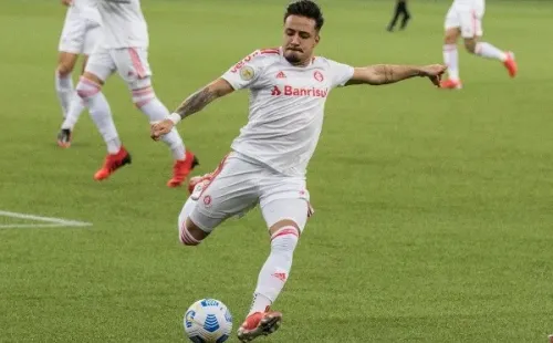 Foto: Robson Mafra/AGIF – Heitor em ação pelo Internacional