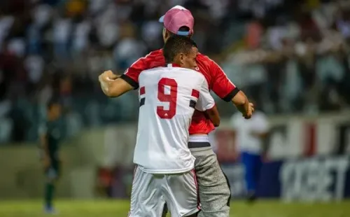 Foto: (Diogo Reis/AGIF) - Os próprios jogadores do São Paulo precisaram conter os torcedores invasores