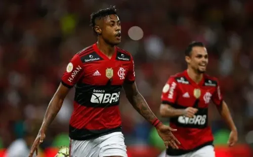 Wagner Meier/Getty Images/ Bruno Henrique comemorando gol com a camisa do Flamengo.