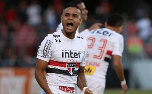Éverton com a camisa do São Paulo (Foto: Rubens Chiri/São Paulo FC)