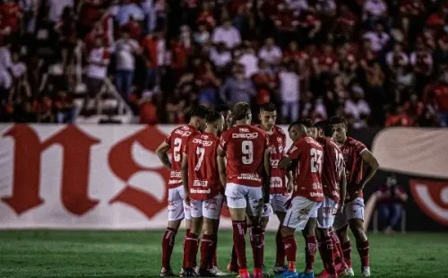 Foto: Heber Gomes/AGIF -Jogadores do Vila Nova-GO posam para foto antes na partida contra Remo pela Copa Verde em 2021