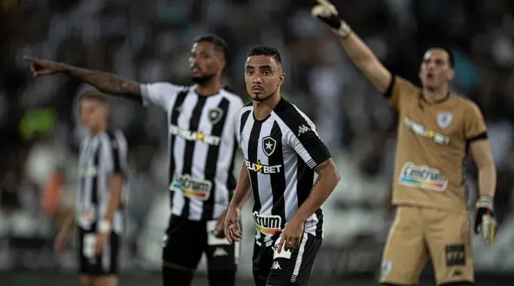 Foto: Jorge Rodrigues/AGIF - O defensor ficará afastado por um longo período