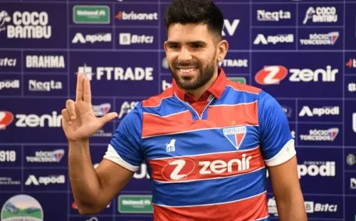 Foto: Kely Pereira/AGIF -Sílvio Romero em apresentação no Fortaleza