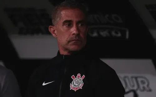 Foto: Ettore Chiereguini/AGIF – Sylvinho destaca que Paulinho ainda não está 100% para começar os jogos