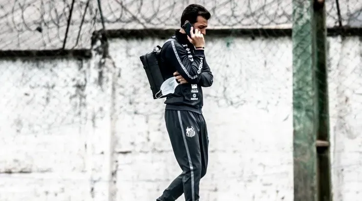 Edu Dracena deve fazer outra proposta em breve para renovar com Daniel Guedes. Foto: Ivan Storti/ Santos