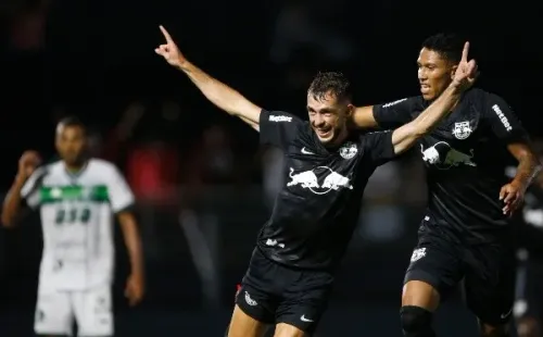 (Foto: Ari Ferreira/Red Bull Bragantino) Hyoran comemora momento com camisa do Bragantino