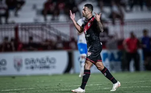 Foto: Heber Gomes/AGIF -Rato jogador do Atlético-GO comemora seu gol durante partida contra o CRAC