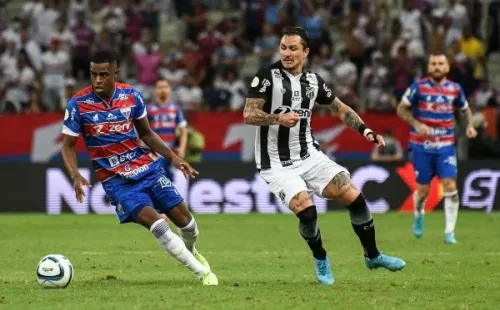 Foto: (Kely Pereira/AGIF) - Vina, um dos desfalques do Ceará no jogo passado, estreou na temporada 2022 no Clássico-Rei