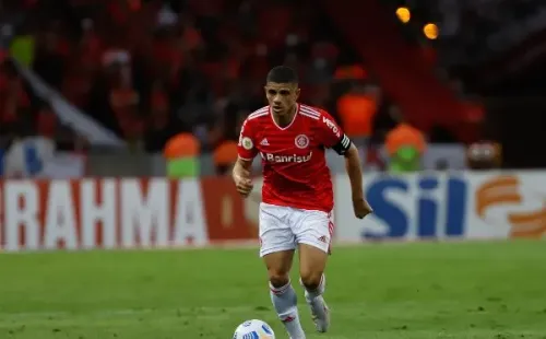 Foto: Maxi Franzoi/AGIF – Dirigente confirmou desconforto muscular do camisa 10 do Internacional