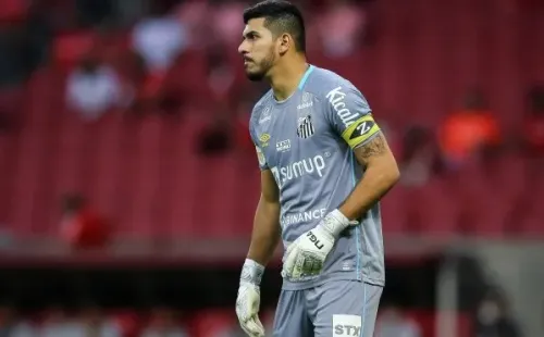 Foto: Pedro H. Tesch/AGIF – João Paulo ficou na bronca com a arbitragem após repetição do pênalti