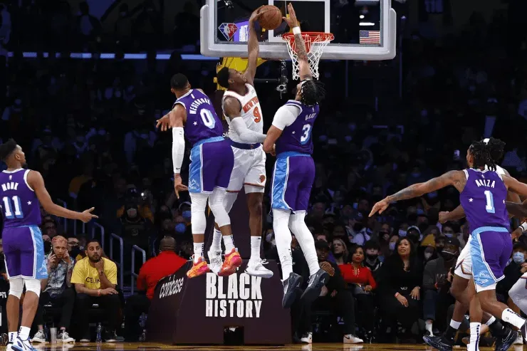 Foto: Ronald Martinez/Getty Images - RJ Barrett enterra em cima de Anthony Davis e Russell Westbrook